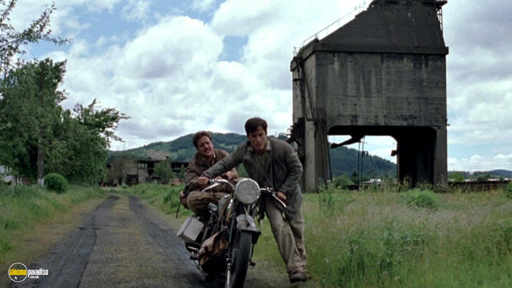 A still #17 from The Motorcycle Diaries (2004) With Gael García Bernal And Rodrigo De La Serna