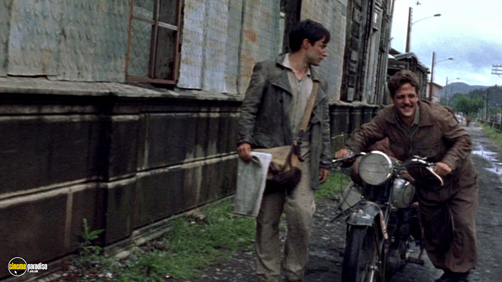 A still #15 from The Motorcycle Diaries (2004) With Gael García Bernal And Rodrigo De La Serna