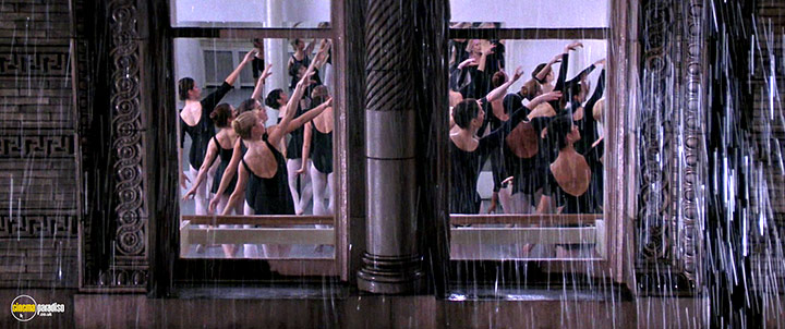 A still #7 from Carlito's Way (1993)