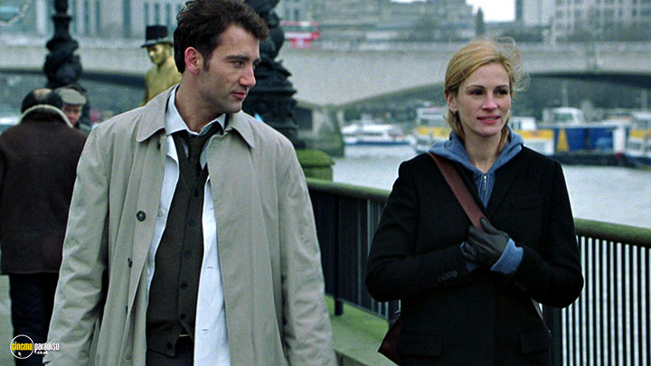 A still #19 from Closer (2004) With Julia Roberts And Clive Owen