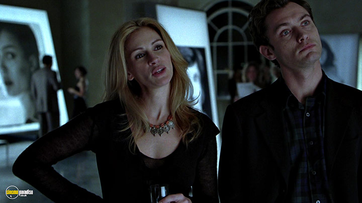 A still #18 from Closer (2004) With Jude Law And Julia Roberts