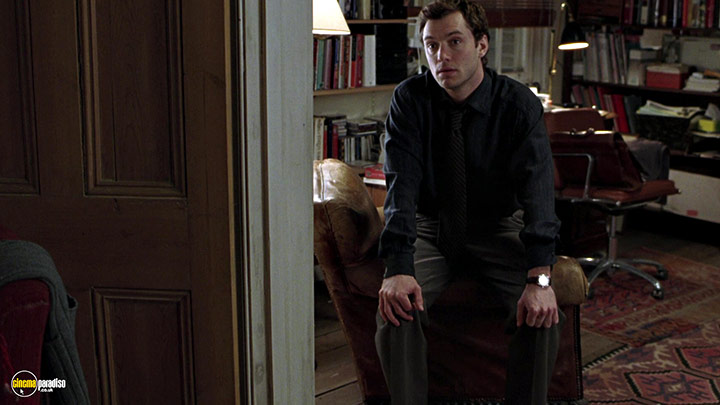 A still #17 from Closer (2004) With Jude Law