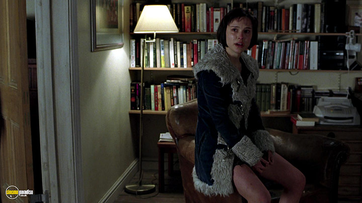 A still #16 from Closer (2004) With Natalie Portman