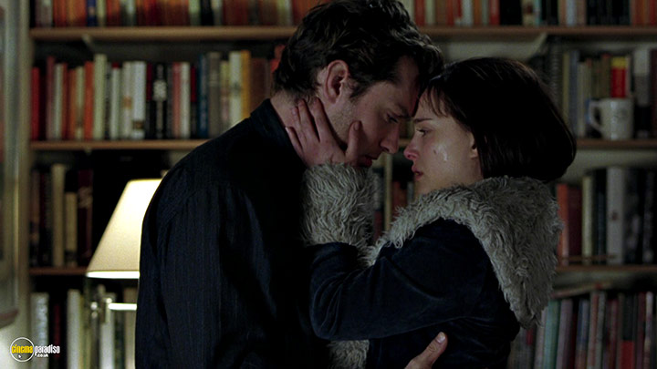A still #15 from Closer (2004) With Natalie Portman