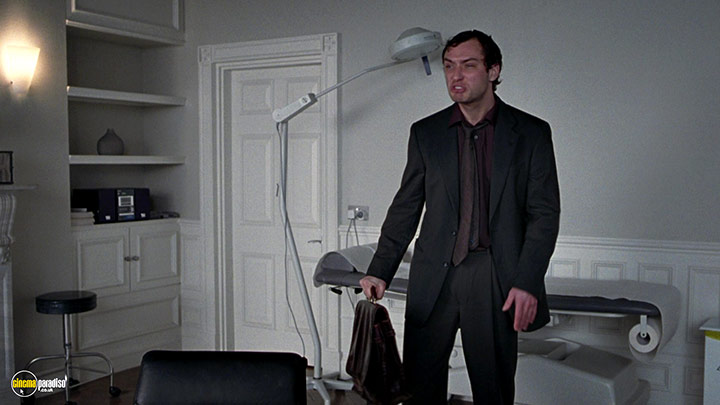 A still #12 from Closer (2004) With Jude Law