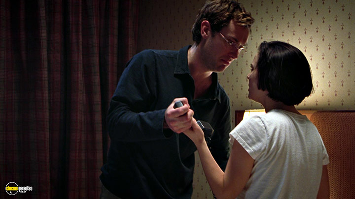 A still #9 from Closer (2004) With Natalie Portman