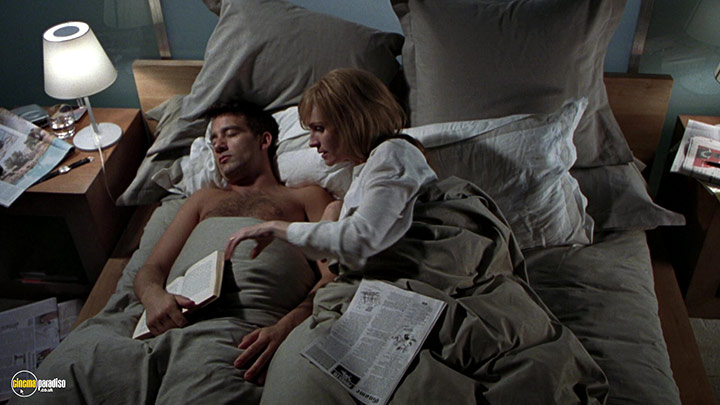 A still #8 from Closer (2004) With Julia Roberts And Clive Owen