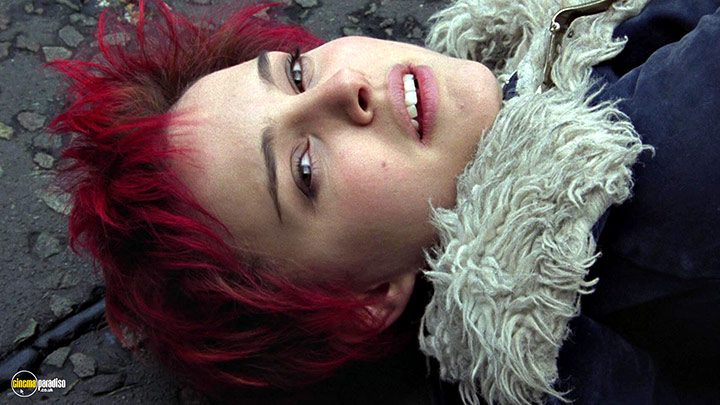 A still #5 from Closer (2004) With Natalie Portman
