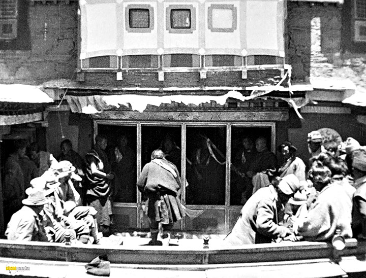 A still #16 from The Epic of Everest (1924)