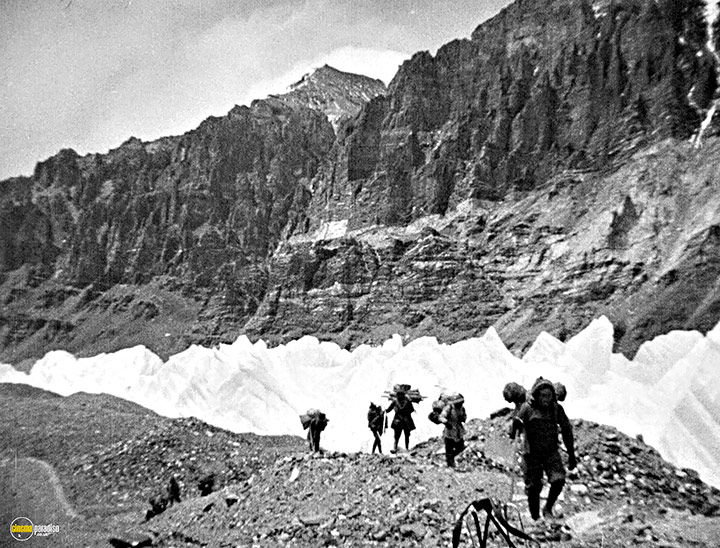A still #17 from The Epic of Everest (1924)