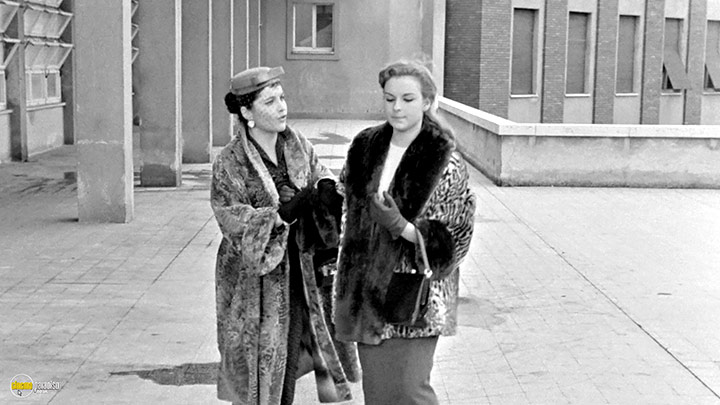 A still #3 from The Girlfriends (1955)