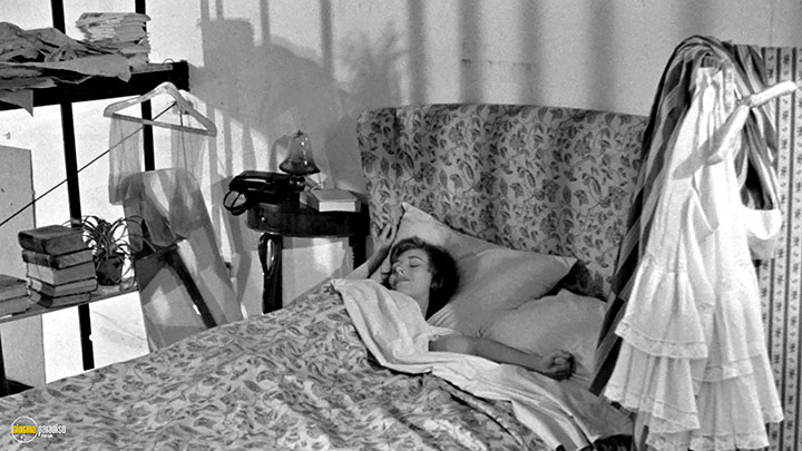A still #2 from The Girlfriends (1955)