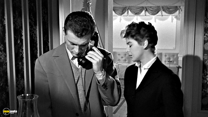 A still #18 from The Girlfriends (1955)