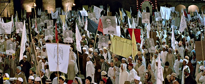 A still #10 from The Jewel of the Nile (1985)