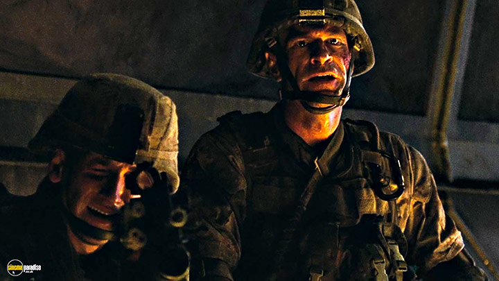 A still #17 from Battle: Los Angeles (2011) With Aaron Eckhart