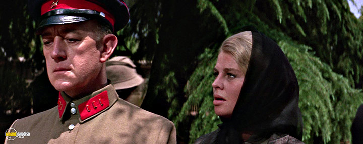 A still #36 from Doctor Zhivago (1965) With Alec Guinness And Julie Christie