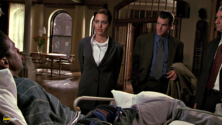 A still #15 from The Bone Collector (1999) With Denzel Washington, Angelina Jolie, Ed O'Neill And Michael McGlone