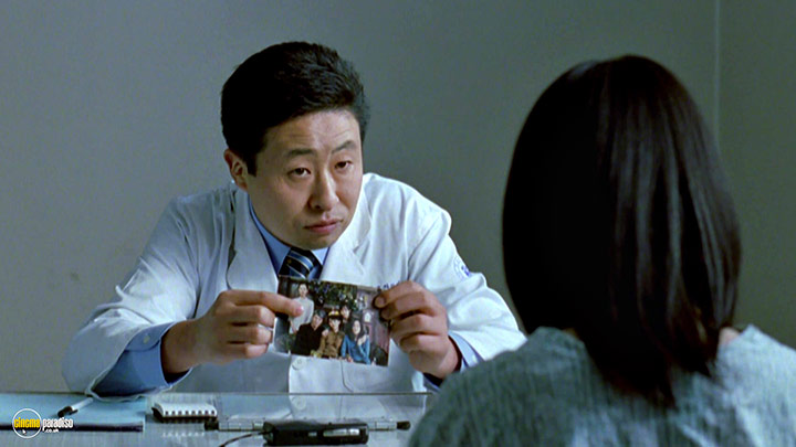 A still #19 from A Tale of Two Sisters (2003)