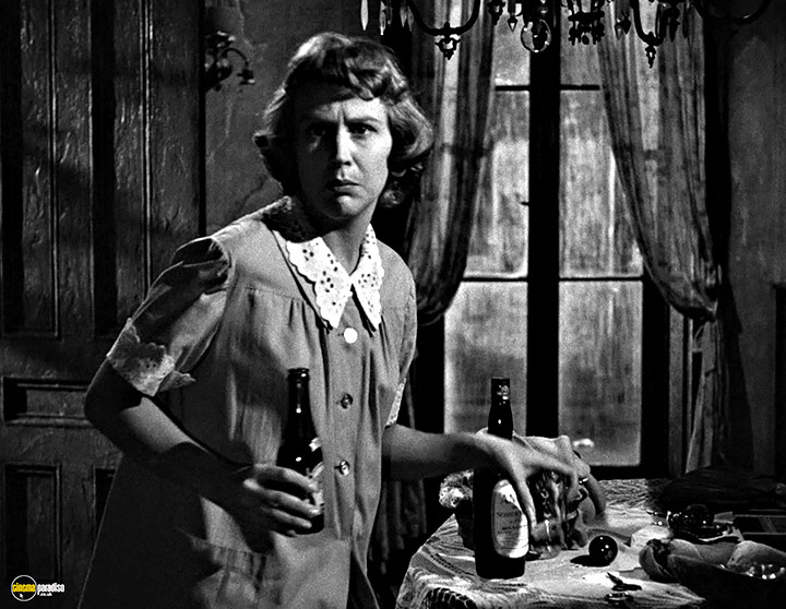 A still #10 from A Streetcar Named Desire (1951)