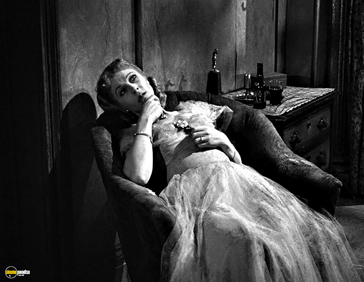 A still #11 from A Streetcar Named Desire (1951) With Kim Hunter
