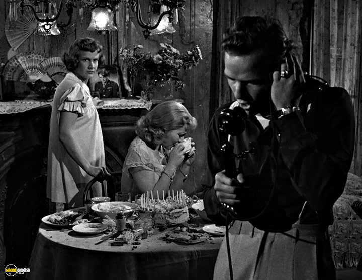 A still #15 from A Streetcar Named Desire (1951) With Kim Hunter