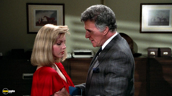 A still #77 from The Naked Gun: From the Files of Police Squad! (1988)
