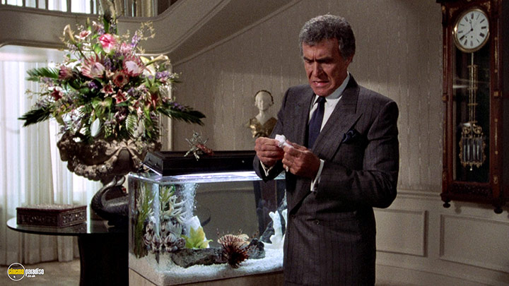 A still #82 from The Naked Gun: From the Files of Police Squad! (1988)