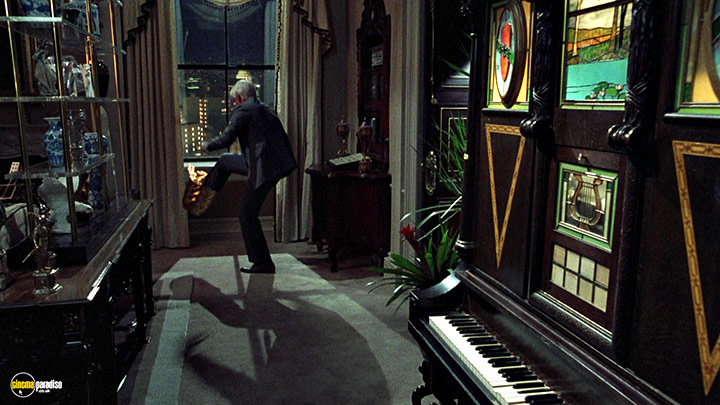 A still #86 from The Naked Gun: From the Files of Police Squad! (1988)