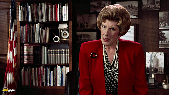 A still #75 from The Naked Gun: From the Files of Police Squad! (1988)