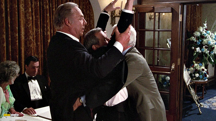 A still #87 from The Naked Gun: From the Files of Police Squad! (1988)