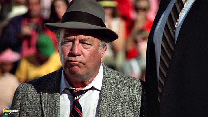 A still #90 from The Naked Gun: From the Files of Police Squad! (1988)