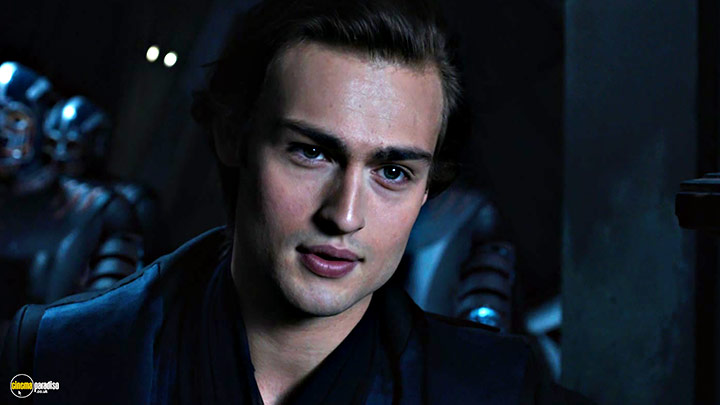 A still #21 from Jupiter Ascending (2015) With Douglas Booth
