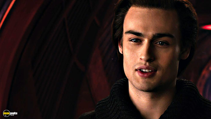 A still #23 from Jupiter Ascending (2015) With Douglas Booth