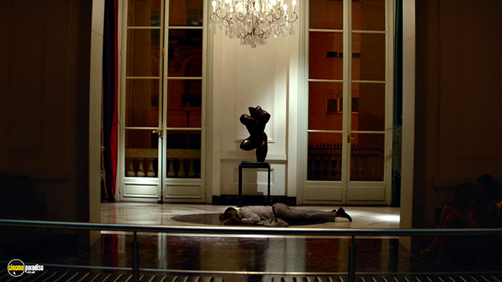 A still #13 from Focus (2015)