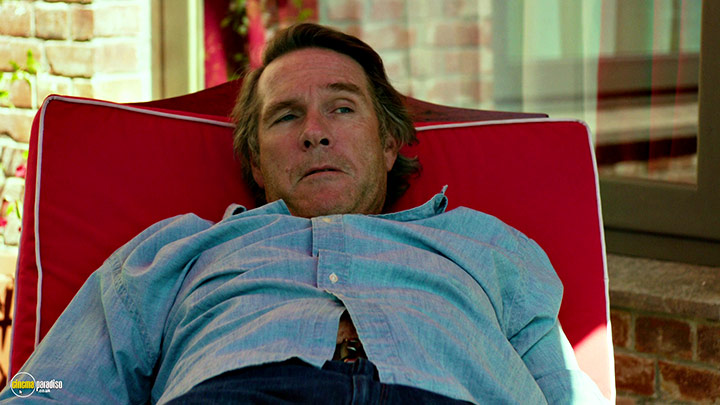 A still #12 from Focus (2015) With Robert Taylor