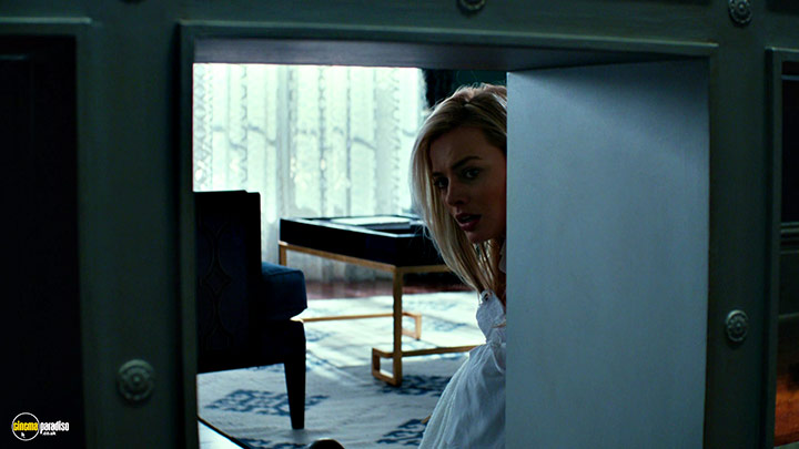 A still #5 from Focus (2015) With Margot Robbie