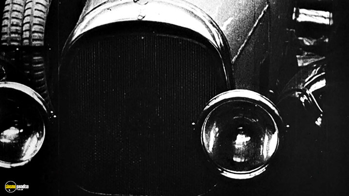 A still #15 from Man with a Movie Camera (1929)