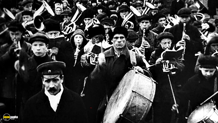 A still #19 from Man with a Movie Camera (1929)