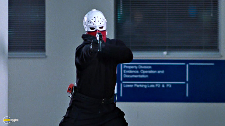 A still #21 from Exit Wounds (2001)