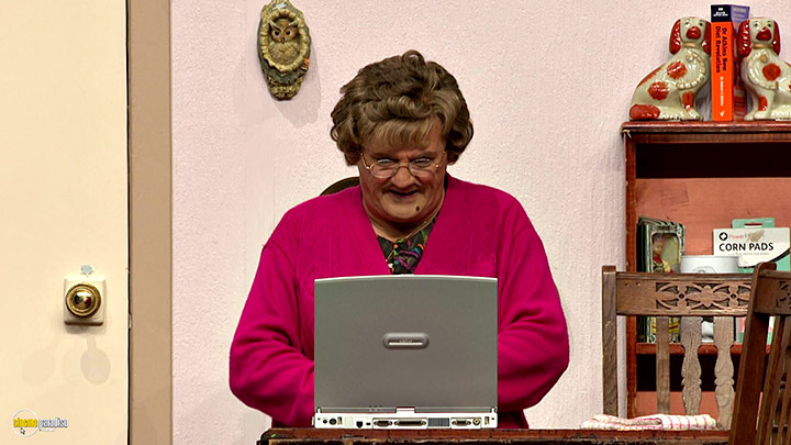 A still #17 from Mrs. Brown's Boys: Live Tour: For the Love of Mrs. Brown (2013)