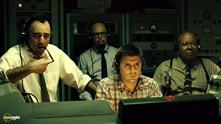 A still #24 from Ray (2004) With Richard Schiff And Curtis Armstrong