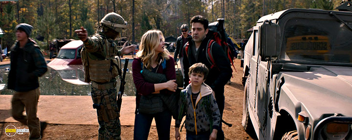 A still #17 from The 5th Wave (2016) With Ron Livingston, Chloë Grace Moretz And Zackary Arthur