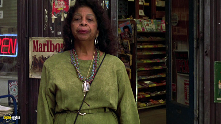 A still #4 from Blue in the Face (1995)