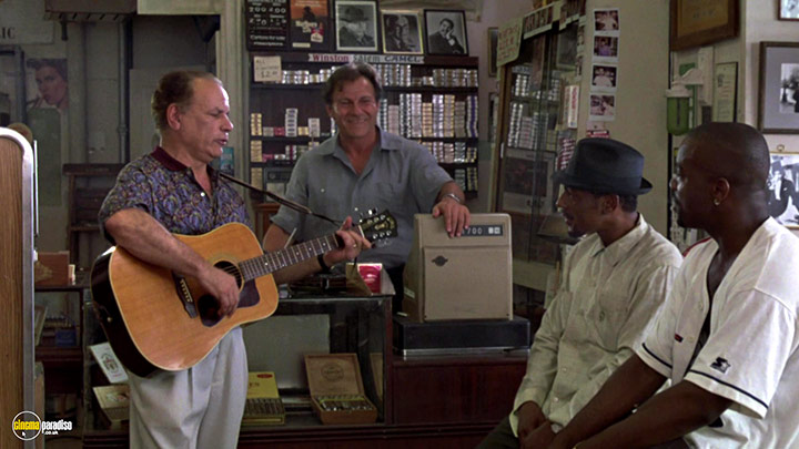 A still #17 from Blue in the Face (1995)