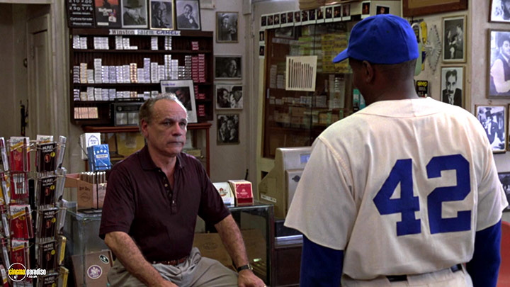 A still #15 from Blue in the Face (1995)