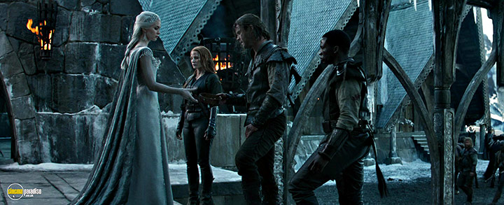 A still #33 from The Huntsman: Winter's War (2016) With Emily Blunt, Chris Hemsworth, Jessica Chastain And Sope Dirisu