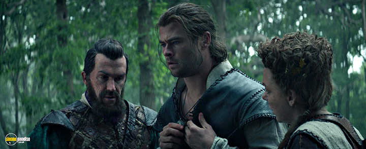 A still #21 from The Huntsman: Winter's War (2016) With Rob Brydon And Chris Hemsworth