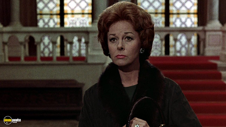 A still #5 from The Honey Pot (1967) With Susan Hayward