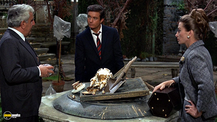 A still #9 from The Honey Pot (1967) With Cliff Robertson