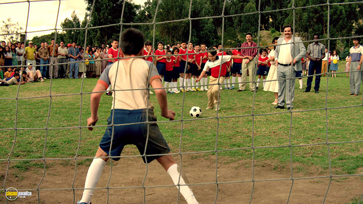 A still #24 from Narcos: Series 1 (2015)